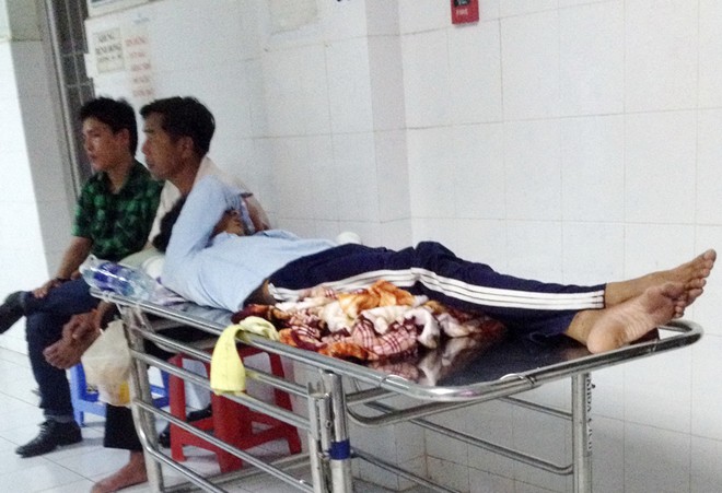 Người cha cắt tay tự tử bên xác con trai không tiếp xúc với ai Người cha cắt tay tự tử bên xác con trai không tiếp xúc với ai