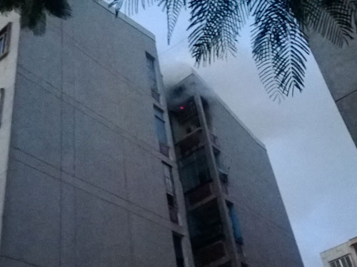 Cháy chung cư Mười mẫu, hàng trăm người hốt hoảng tháo chạy Cháy chung cư Mười mẫu, hàng trăm người hốt hoảng tháo chạy