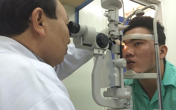 Nghi vấn cảnh sát cơ động dùng dùi cui đánh vào mắt thanh niên Nghi vấn cảnh sát cơ động dùng dùi cui đánh vào mắt thanh niên