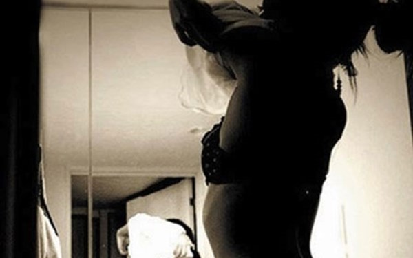 Yêu “phi công trẻ”, bị quay lén 