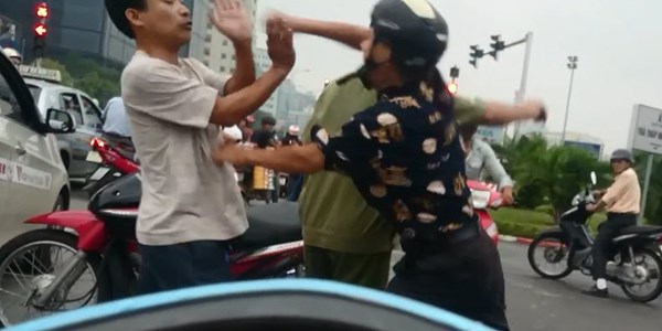 Clip: Cụ ông đi ngược chiều còn hung hăng tấn công tài xế taxi