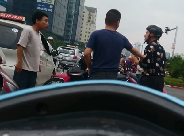 Clip: Cụ ông đi ngược chiều còn hung hăng tấn công tài xế taxi