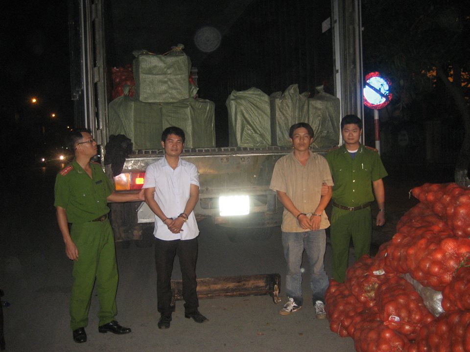 Cặp vợ chồng dùng xe đông lạnh chở hơn 3 tấn pháo