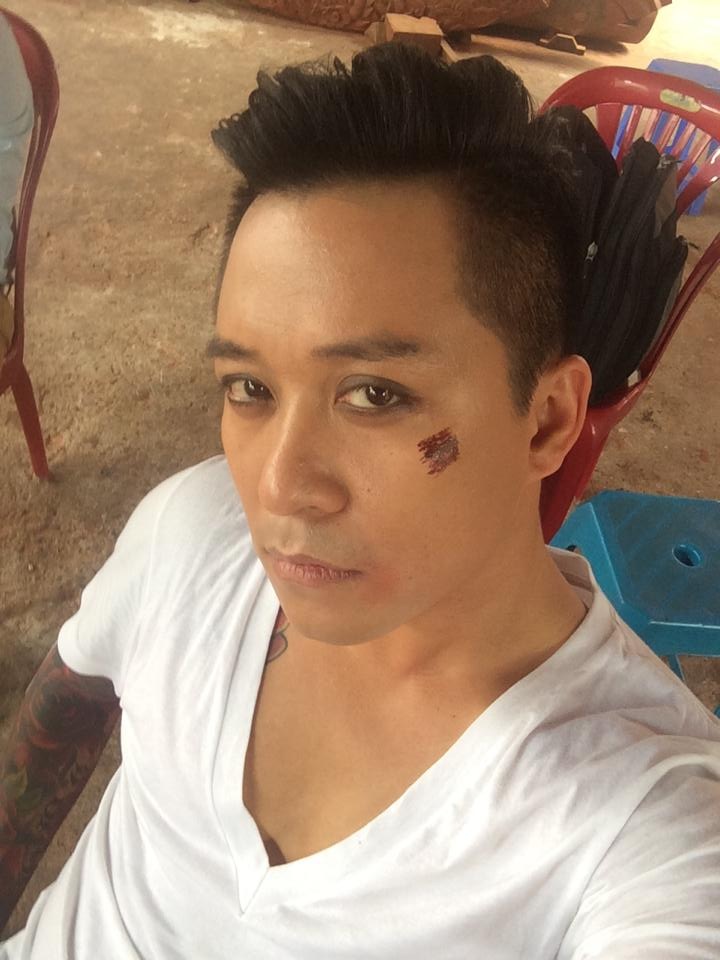 Tuấn Hưng bị đánh tím mặt, nhà cửa tan hoang trong MV mới Tuấn Hưng bị đánh tím mặt, nhà cửa tan hoang trong MV mới