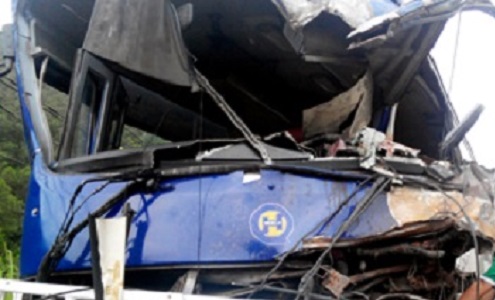 Xe du lịch chở 27 khách va chạm xe container: 3 người bị thương Xe du lịch chở 27 khách va chạm xe container: 3 người bị thương