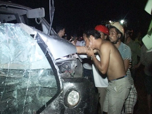 Vụ xe ô tô biển số Lào tông xe máy: Thêm một cháu bé tử vong