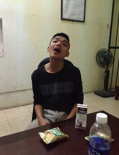 Ngáo đá, thanh niên 9X dí dao nhọn vào cổ công an