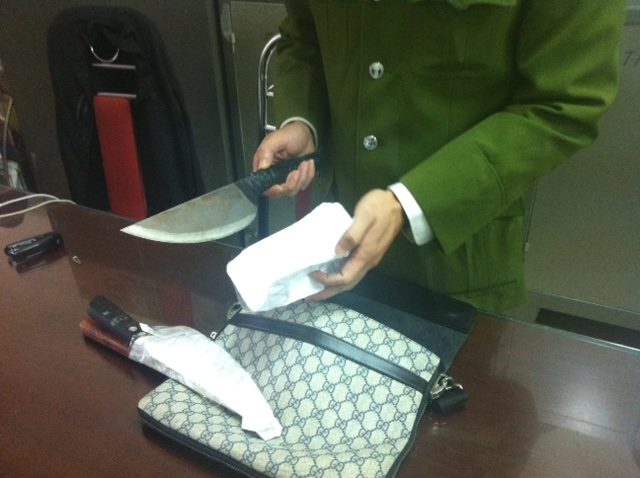 Ngáo đá, thanh niên 9X dí dao nhọn vào cổ công an