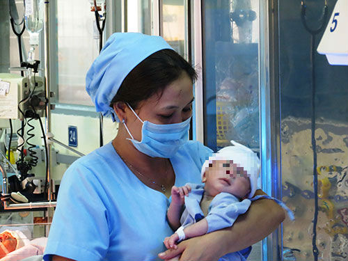 Hôm nay, bé sơ sinh văng khỏi bụng mẹ được xuất viện