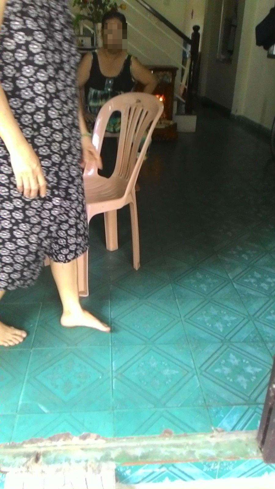 “Kẻ biến thái” xông thẳng vào nhà đâm vùng “nhạy cảm” của nữ sinh “Kẻ biến thái” xông thẳng vào nhà đâm vùng “nhạy cảm” của nữ sinh