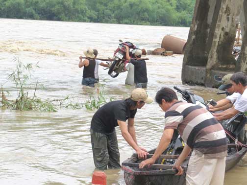Mất điện do bão số 4, hàng ngàn hộ dân không có nước sinh hoạt