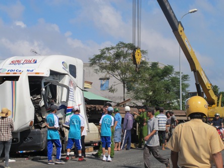 Phú Yên: Ô tô tự gây tai nạn, 2 người chết, 1 bị thương