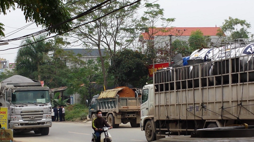 Hòa Bình: Xe hổ vồ “băm nát” đường Hồ Chí Minh
