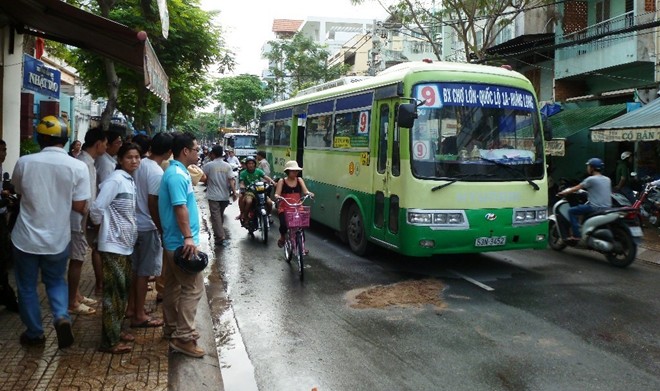Bị xe buýt kéo lê hàng chục mét, một người bị tử vong