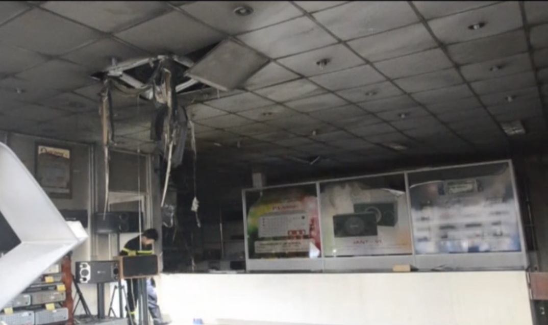 Cháy cửa hàng điện tử vào sáng sớm, 1 người kịp thoát thân Cháy cửa hàng điện tử vào sáng sớm, 1 người kịp thoát thân