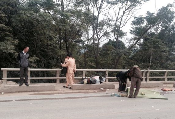 Xe máy va chạm với xe bồn, vợ chết, chồng nguy kịch Xe máy va chạm với xe bồn, vợ chết, chồng nguy kịch