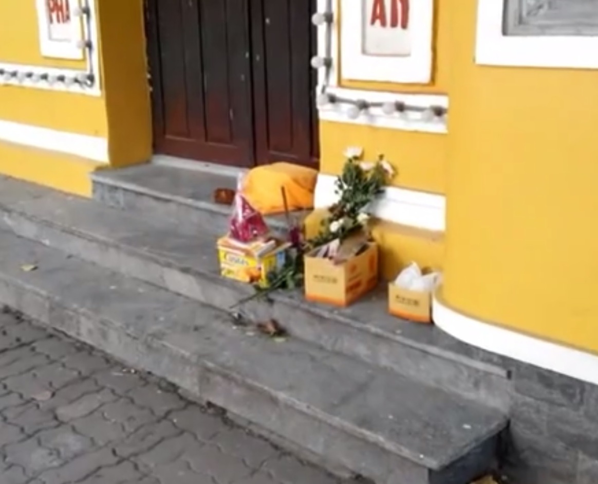 Thi thể bé trai trước cổng chùa cùng tờ giấy “Mẹ xin lỗi”