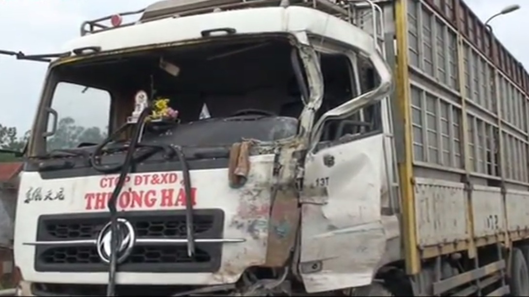 Tài xế say rượu đâm xe khách chở 40 công nhân, 15 người bị thương