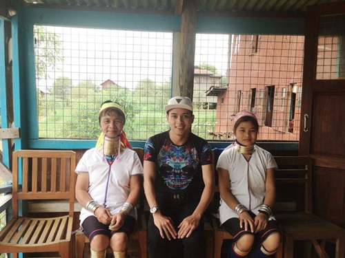 Hồ Quang Hiếu chụp ảnh cùng “người cổ dài” gây sốt Hồ Quang Hiếu chụp ảnh cùng “người cổ dài” gây sốt