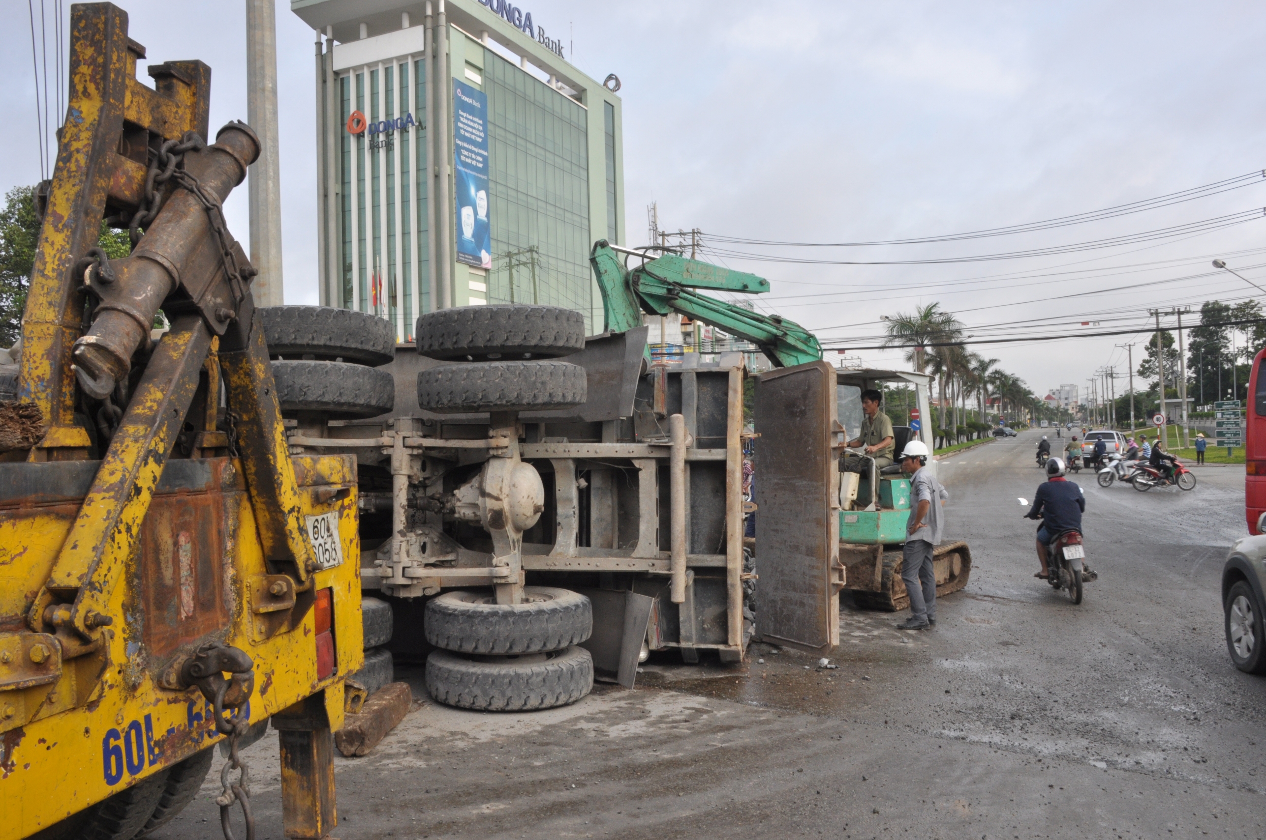 Xe tải chở đá xây dựng lật ngửa trên đường