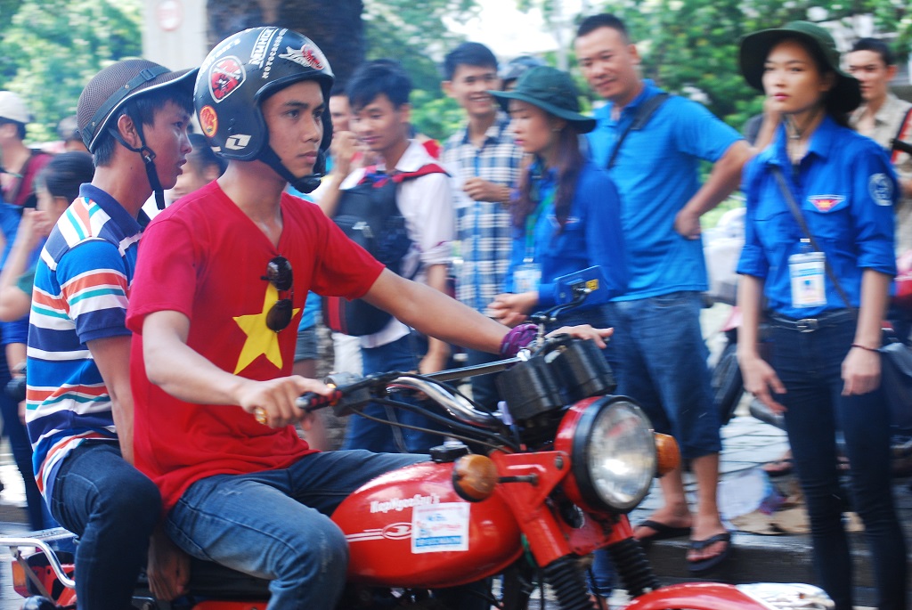 Sinh viên tình nguyện viên hết lòng trợ giúp sĩ tử trong cơn mưa