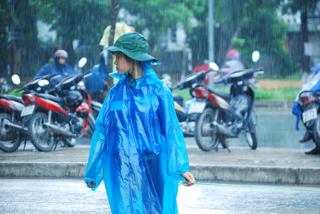 Sinh viên tình nguyện viên hết lòng trợ giúp sĩ tử trong cơn mưa