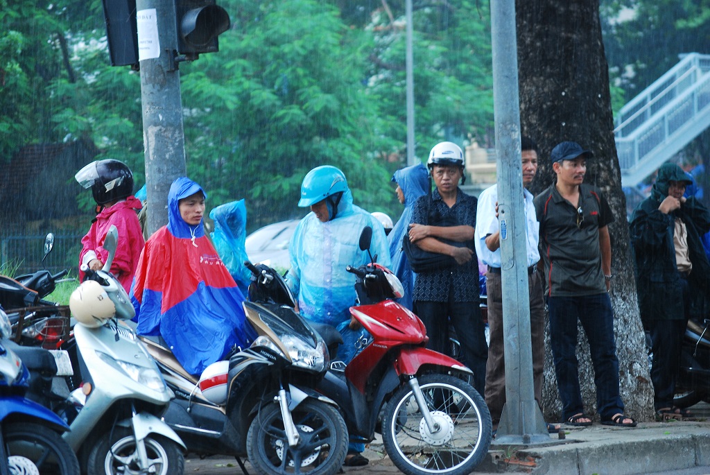 Sinh viên tình nguyện viên hết lòng trợ giúp sĩ tử trong cơn mưa