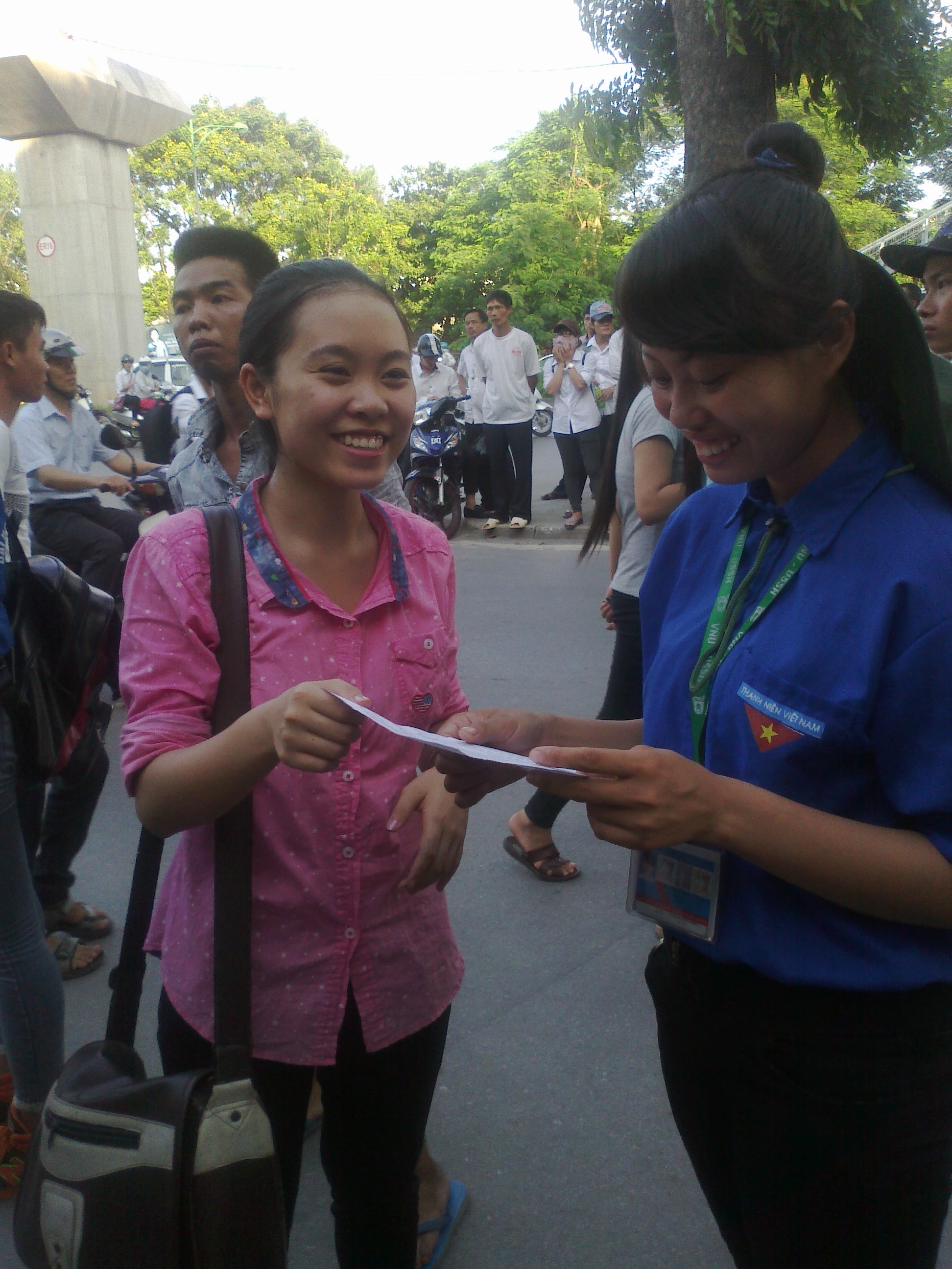 Đề Văn khối C vào chủ đề đất nước, thí sinh hào hứng làm bài Đề Văn khối C vào chủ đề đất nước, thí sinh hào hứng làm bài