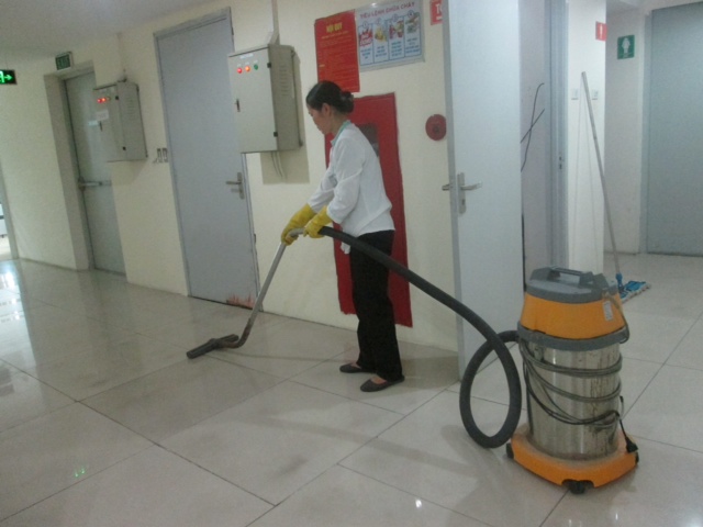 Mạo hiểm nghề lau kính cao ốc