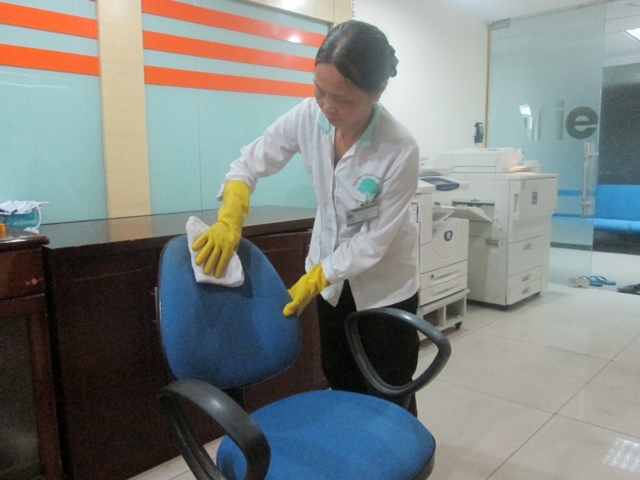 Mạo hiểm nghề lau kính cao ốc