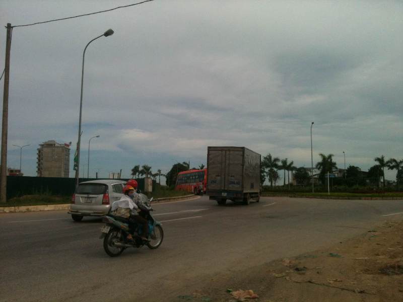 Xe ôtô tông xe máy chở phụ nữ mang thai bị thương rồi bỏ chạy Xe ôtô tông xe máy chở phụ nữ mang thai bị thương rồi bỏ chạy