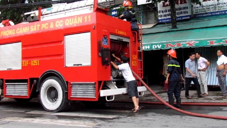 TP.HCM: Chung cư bốc cháy dữ dội, người dân đập cửa cứu hỏa TP.HCM: Chung cư bốc cháy dữ dội, người dân đập cửa cứu hỏa