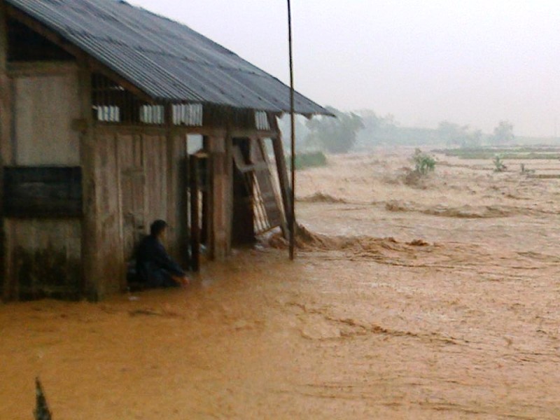 Mưa lũ, sạt lở đất diễn biến nguy hiểm ở nhiều nơi Mưa lũ, sạt lở đất diễn biến nguy hiểm ở nhiều nơi