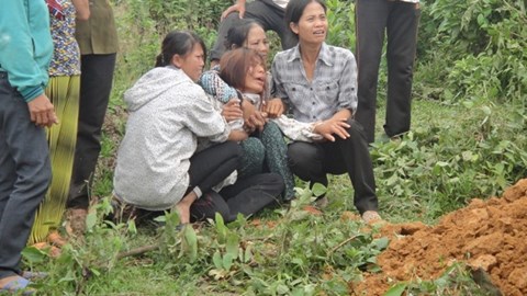 Tiếng khóc xé lòng của người mẹ có ba con chết đuối cùng một lúc