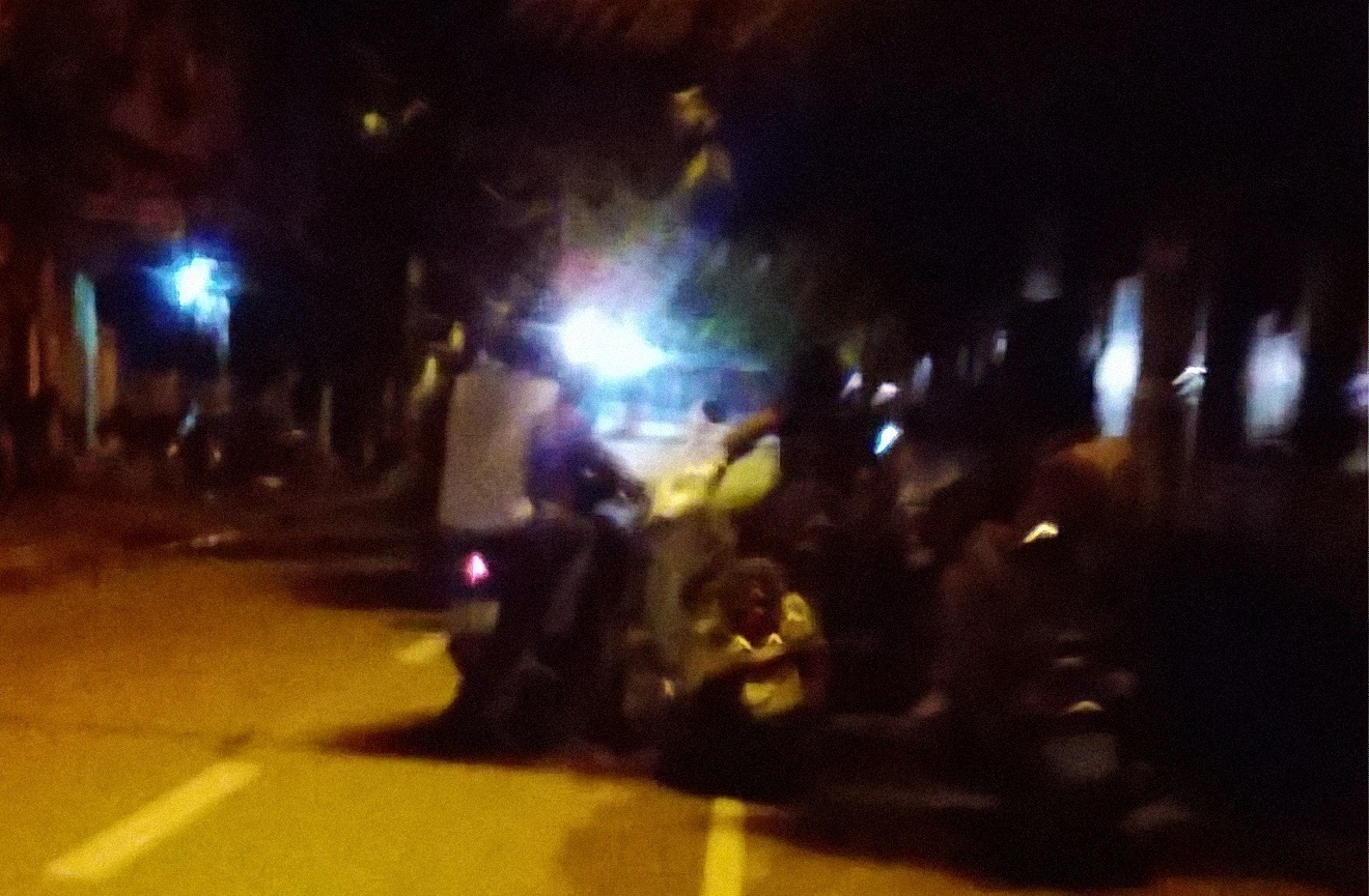 Dập dìu kiều nữ cưỡi xe sang “mơi” khách giữa đường