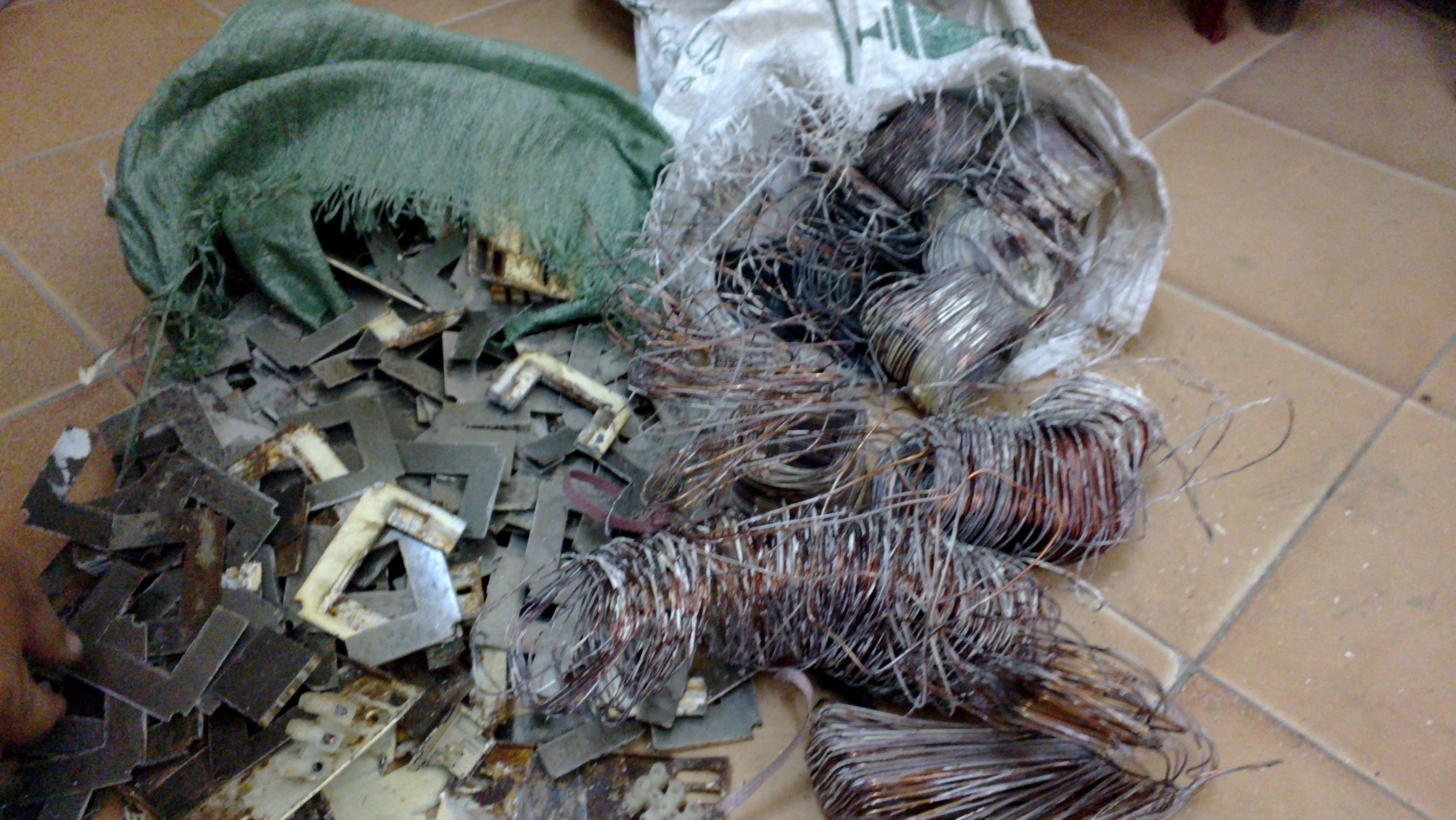 Bắt giữ nhóm đối tượng tăng phô đèn cao áp tại cột cờ Hoàng Thành