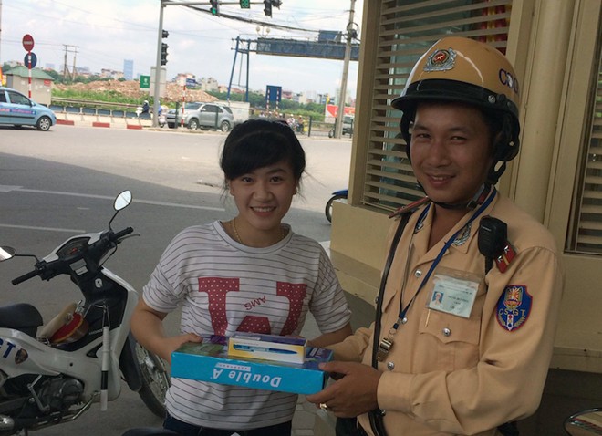 Xúc động hình ảnh chiến sĩ CSGT đưa sĩ tử đi thi