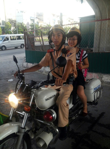 Xúc động hình ảnh chiến sĩ CSGT đưa sĩ tử đi thi