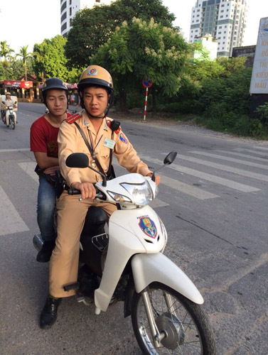 Xúc động hình ảnh chiến sĩ CSGT đưa sĩ tử đi thi