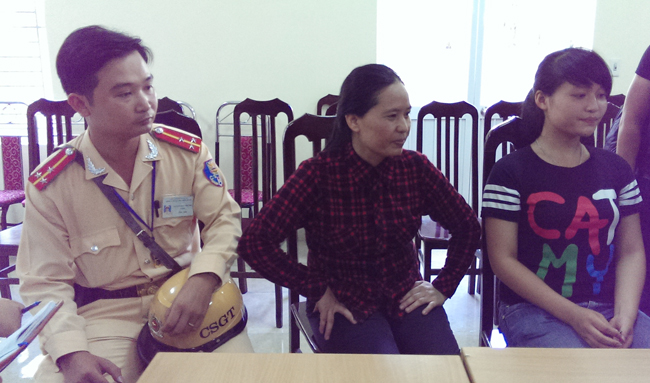 Xúc động hình ảnh chiến sĩ CSGT đưa sĩ tử đi thi