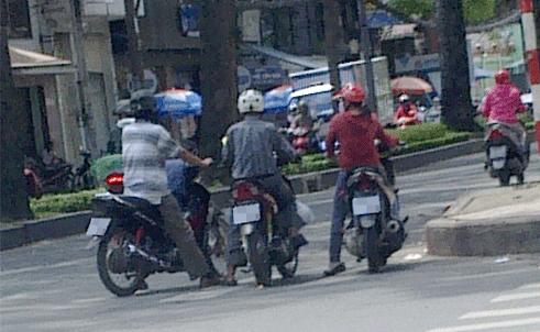 “Kiều nữ” tìm khách bằng xe tay ga