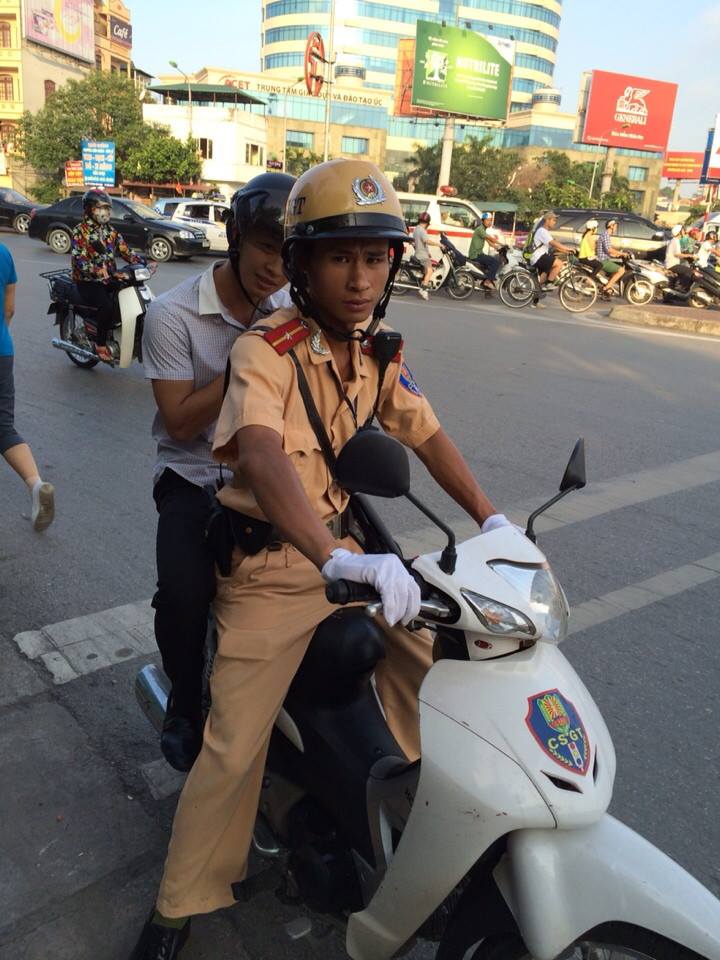 CSGT gác lại nhiệm vụ để đưa sĩ tử tới phòng thi kịp giờ