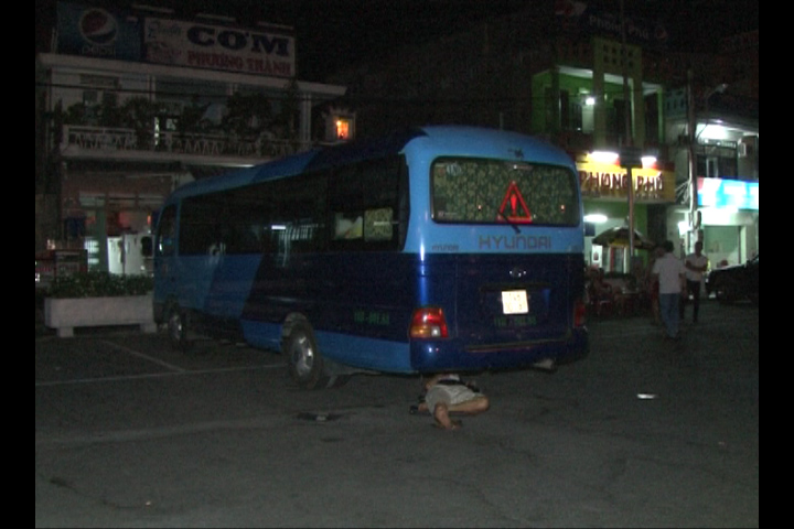 Tài xế xe khách nằm dưới lốp xe 