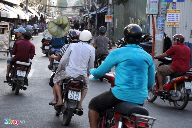 'Cô hồn' giành đồ cúng, náo loạn trên phố Sài Gòn