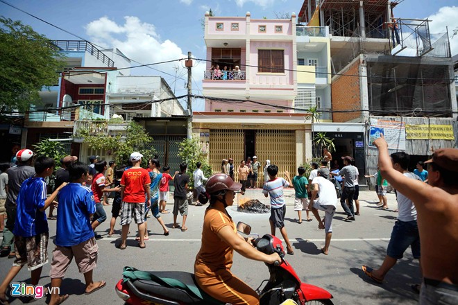 'Cô hồn' giành đồ cúng, náo loạn trên phố Sài Gòn