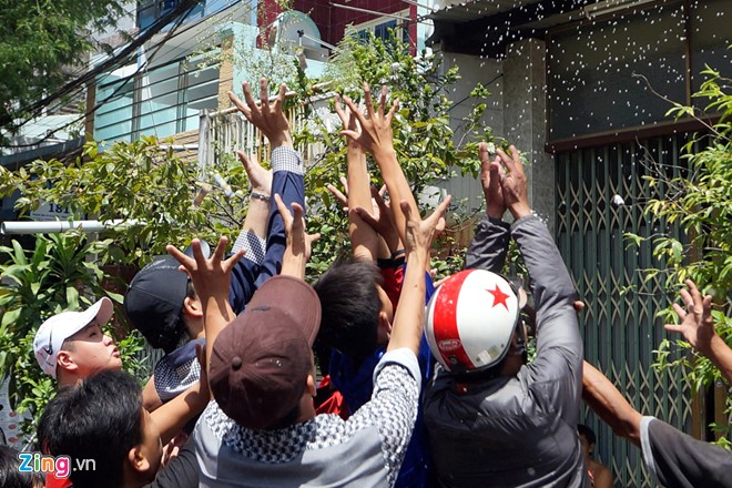 'Cô hồn' giành đồ cúng, náo loạn trên phố Sài Gòn
