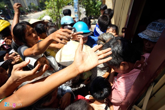 'Cô hồn' giành đồ cúng, náo loạn trên phố Sài Gòn