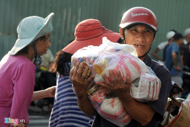 'Cô hồn' giành đồ cúng, náo loạn trên phố Sài Gòn