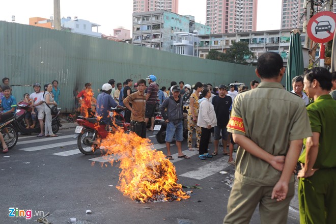 'Cô hồn' giành đồ cúng, náo loạn trên phố Sài Gòn