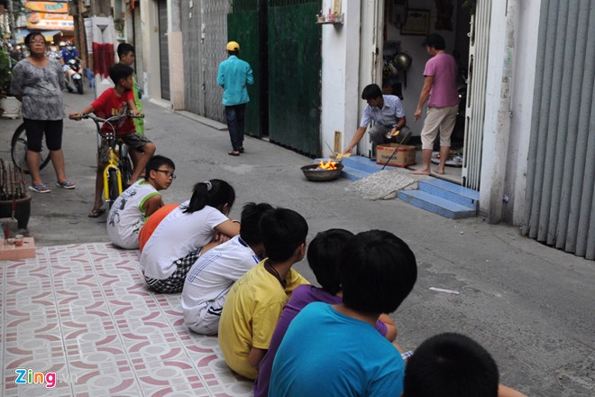 'Cô hồn' giành đồ cúng, náo loạn trên phố Sài Gòn
